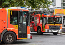 Feuerwehr löscht Dachstuhlbrand in Misburg