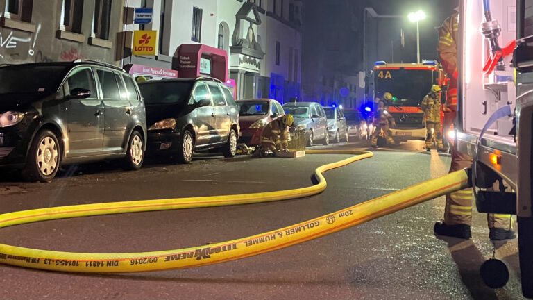 Brand in einem Mehrfamilienhaus in Linden