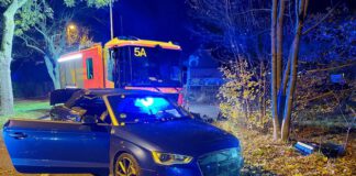 2 PKW kollidieren in Bothfeld - Feuerwehr befreit schwer verletzte Person