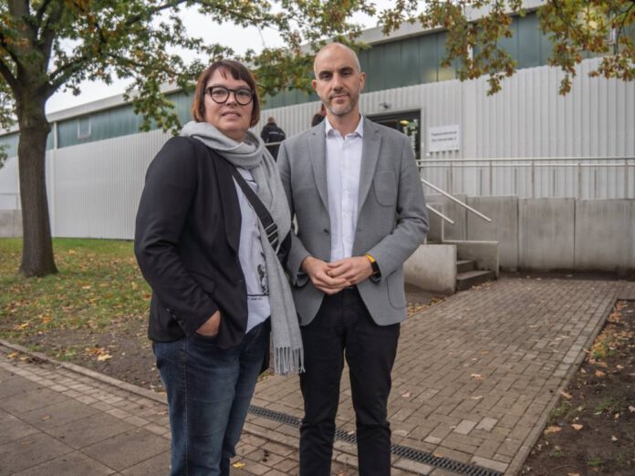 Stellen neues Maßnahmenpaket der Winternothilfe für obdachlose Menschen vor: Sozialdezernentin Sylvia Bruns und Oberbürgermeister Belit Onay vor dem Tagesaufenthalt Dornierstraße.