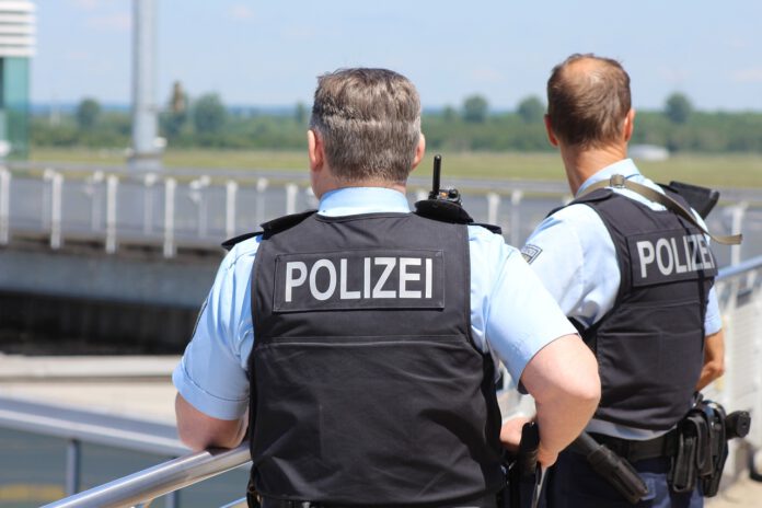 Falsche Polizisten tappen in die Falle - Echte Polizei nimmt zwei mutmaßliche Betrüger fest