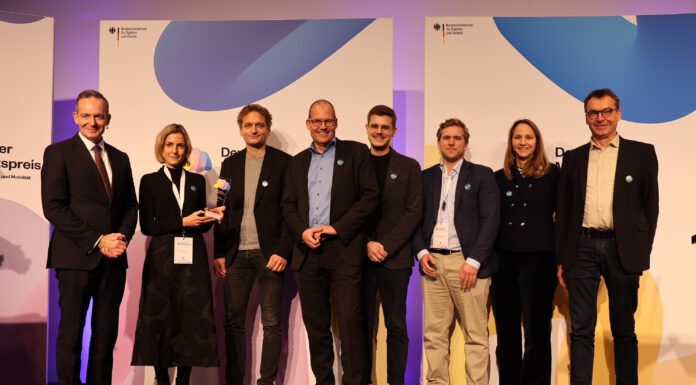 „sprinti“ gewinnt Deutschen Mobilitätspreis - Bundesverkehrsminister Volker Wissing hat ÜSTRA-Vorständin Elke van Zadel, Kai Kaminski (üstra), Regionsverkehrsdezernent Ulf-Birger Franz, Nils Köster (via), Sebastian Offermanns (Region Hannover), Xanthi Doubara (via) und Klaus Geschwinder (Region Hannover) den „Mobilitäts-Oscar“ überreicht