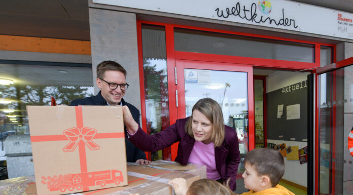 Tag des Ehrenamtes - Kultusministerin Julia Willie Hamburg bei den Johanniter-Weihnachtstruckern