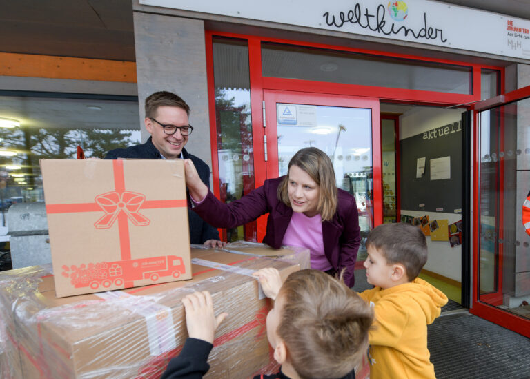 Tag des Ehrenamtes - Kultusministerin Julia Willie Hamburg bei den Johanniter-Weihnachtstruckern