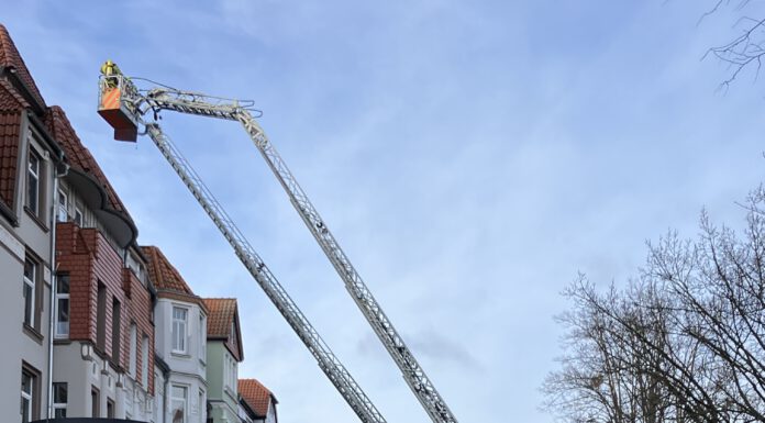 Wohnungsbrand greift auf Dachstuhl über – Keine Verletzten Wohnungsbrand greift auf Dachstuhl über - Keine Verletzten