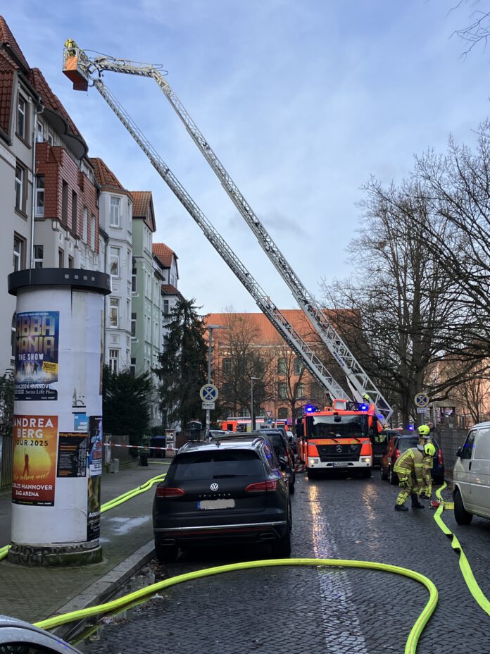 Wohnungsbrand greift auf Dachstuhl über - Keine Verletzten
