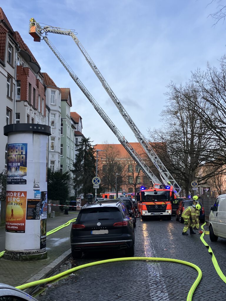 Wohnungsbrand greift auf Dachstuhl über – Keine Verletzten