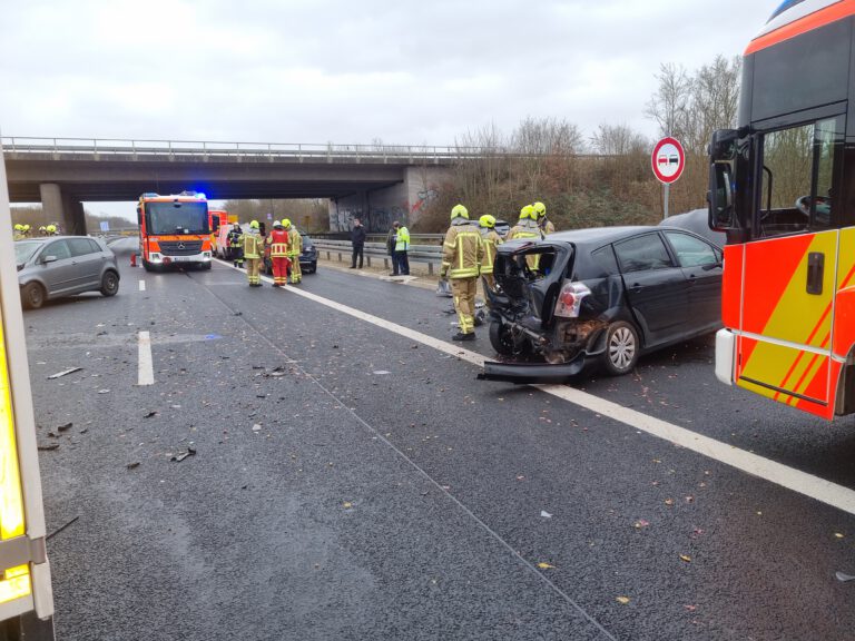 Verkehrsunfall mehrerer PKW mit mehreren Verletzten auf dem Messeschnellweg