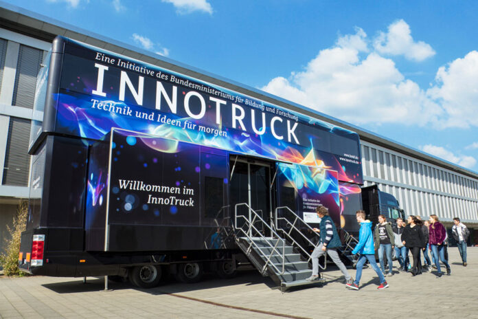 InnoTruck des Bundesministeriums für Bildung und Forschung zeigt Spitzenforschung zum Anfassen beim Bildungs-Summit der Unternehmerverbände Niedersachsen e.V.