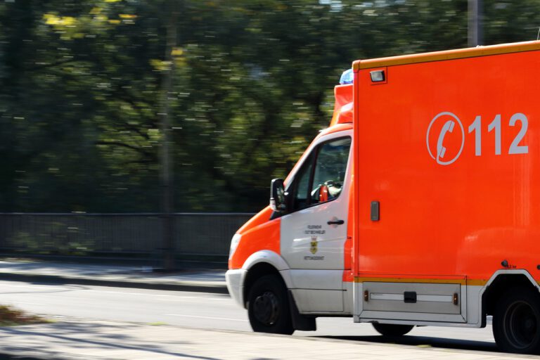 Schwerer Verkehrsunfall auf dem Südschnellweg – Mehrere Schwerverletzte und ein Toter