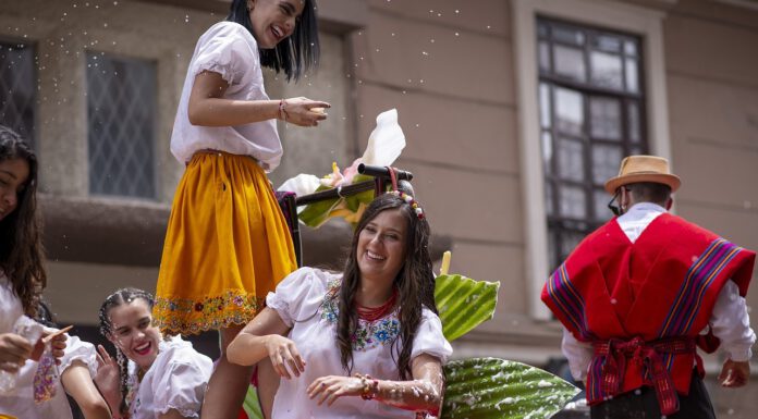 Bunte Narrenzeit legt Verkehr teilweise lahm: Karnevalsumzug sorgt für Sperrungen Bunte Narrenzeit legt Verkehr teilweise lahm: Karnevalsumzug sorgt für Sperrungen