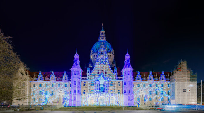 Neues Rathaus erstrahlt in Handball-Motiven Neues Rathaus erstrahlt in Handball-Motiven