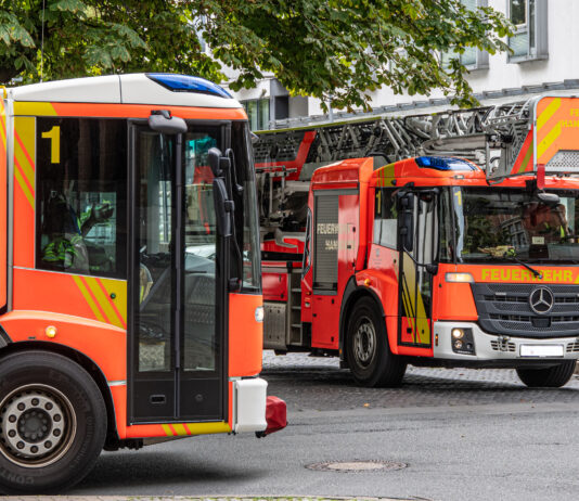 Feuerwehr löscht Brand in Recycling-Betrieb in Brink-Hafen