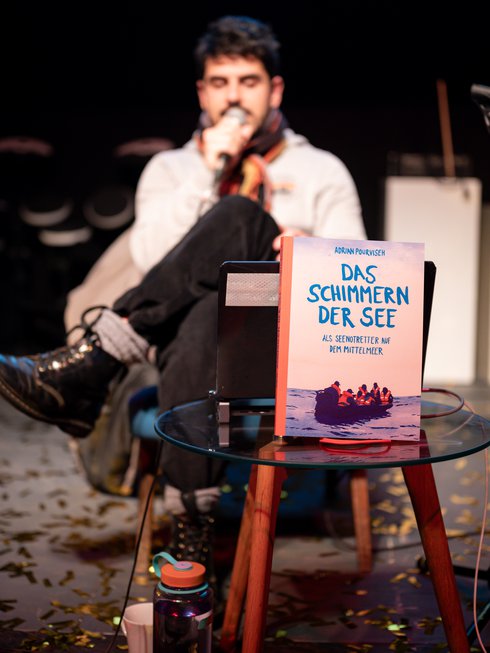 Lesung „Das Schimmern der See“ mit Adrian Pourviseh am 16. Mai
