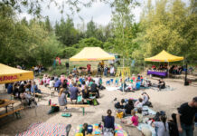 Besucher können den Kinderwald mit der Stadtbahnlinie