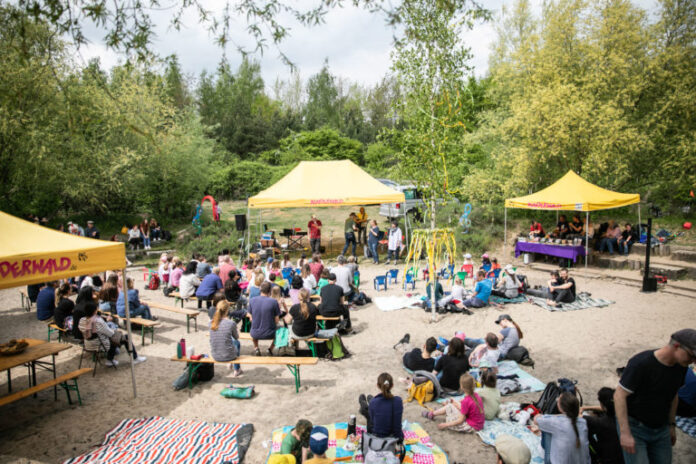 Besucher können den Kinderwald mit der Stadtbahnlinie