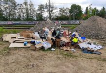 Mann lädt Müll auf Bahngelände ab - Persönliche Briefe überführen Müllsünder