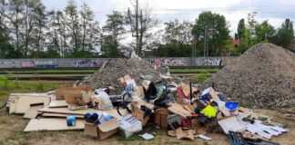 Mann lädt Müll auf Bahngelände ab - Persönliche Briefe überführen Müllsünder