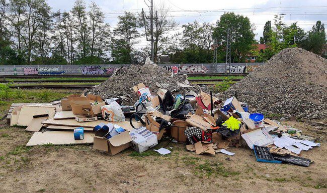 Mann lädt Müll auf Bahngelände ab - Persönliche Briefe überführen Müllsünder