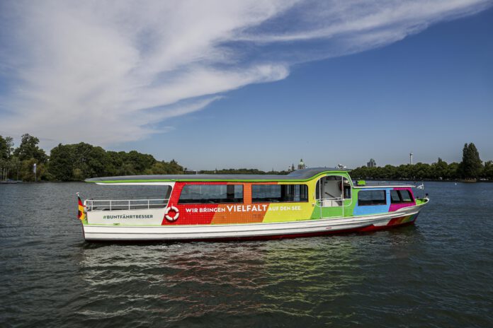 Bunt fährt besser - Maschseeboot sticht ab sofort mit Regenbogenfarben in See