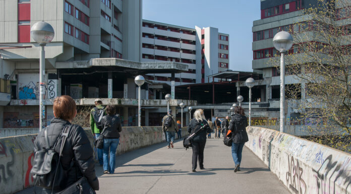 Stadt erneuert die Durchwegung im Ihme-Zentrum von der Ida-Arenhold-Brücke bis zur Blumenauerstraße Stadt erneuert die Durchwegung im Ihme-Zentrum von der Ida-Arenhold-Brücke bis zur Blumenauerstraße