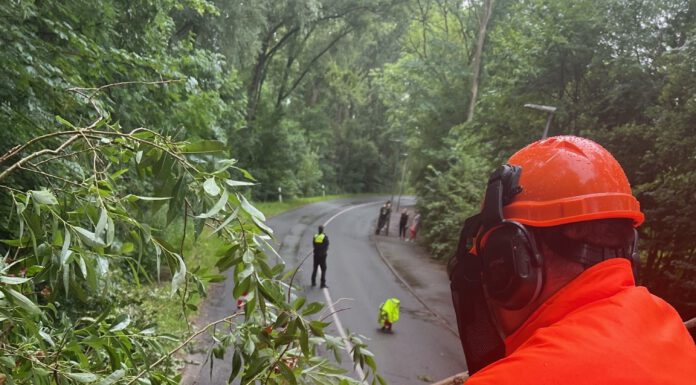 Feuerwehr Hannover rückte heute am Nachmittag zu mehreren unwetterbedingten Einsätzen aus Feuerwehr Hannover rückte heute am Nachmittag zu mehreren unwetterbedingten Einsätzen aus
