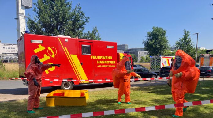 Gefahrguteinsatz der Feuerwehr Hannover in Groß-Buchholz – 2 Leichtverletzte Gefahrguteinsatz der Feuerwehr Hannover in Groß-Buchholz - 2 Leichtverletzte
