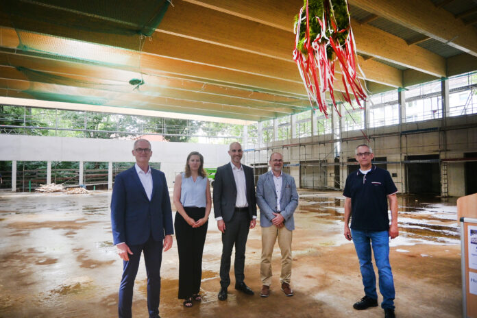 Richtfest am Humboldt-Gymnasium: In einem Jahr soll der Erweiterungsbau stehen Richtfest am Humboldt-Gymnasium - In einem Jahr soll der Erweiterungsbau stehen