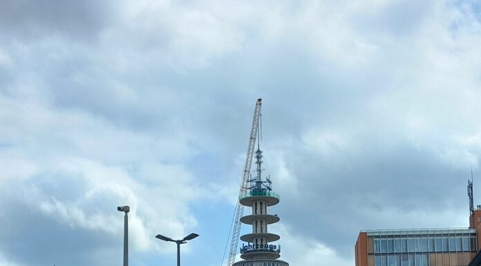Fahrstreifen-Sperrung der Hamburger Allee – Kran für Rückbau des Telemoritz-Turms wird am Wochenende demontiert Fahrstreifen-Sperrung der Hamburger Allee - Kran für Rückbau des Telemoritz-Turms wird am Wochenende demontiert