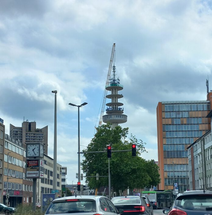 Fahrstreifen-Sperrung der Hamburger Allee - Kran für Rückbau des Telemoritz-Turms wird am Wochenende demontiert