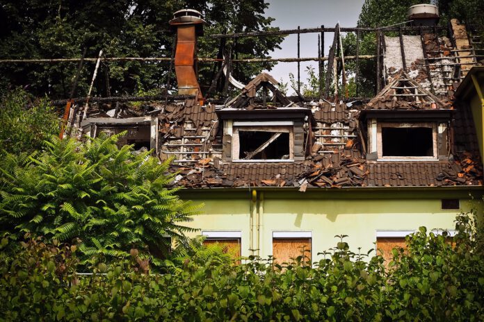 2 Mio Euro Schaden nach Dachstuhlbrand: Ermittlungen nach Feuer in Mehrfamilienhaus in Vahrenwald dauern an