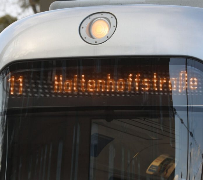 Stadtbahnlinie 11: Haltenhoffstraße wieder erreichbar – Erneuerter Hochbahnsteig eröffnet