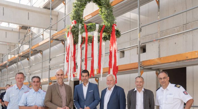 Neues Feuerwehrhaus in Misburg geht im kommenden Sommer in Betrieb – Stadt feiert Richtfest Neues Feuerwehrhaus in Misburg geht im kommenden Sommer in Betrieb – Stadt feiert Richtfest