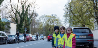 Umfrage ADAC-Stiftung: 62% der Eltern sehen das Holen und Bringen von Grundschulkindern kritisch. Viele tun es trotzdem.