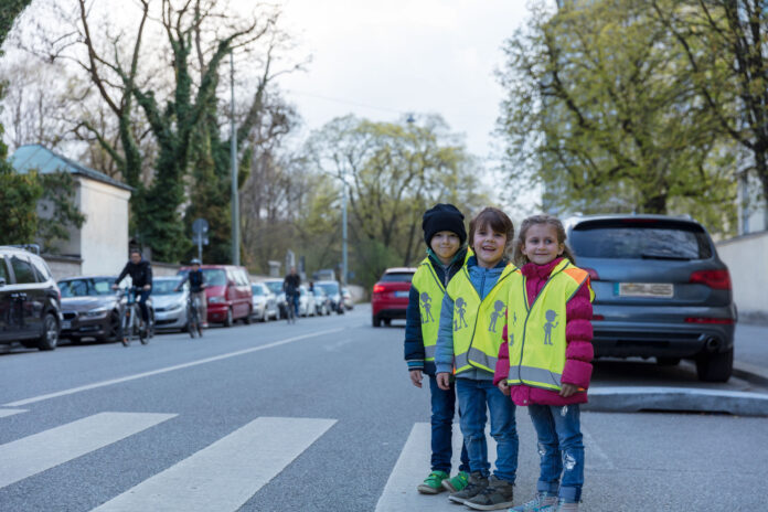 Umfrage ADAC-Stiftung: 62% der Eltern sehen das Holen und Bringen von Grundschulkindern kritisch. Viele tun es trotzdem.