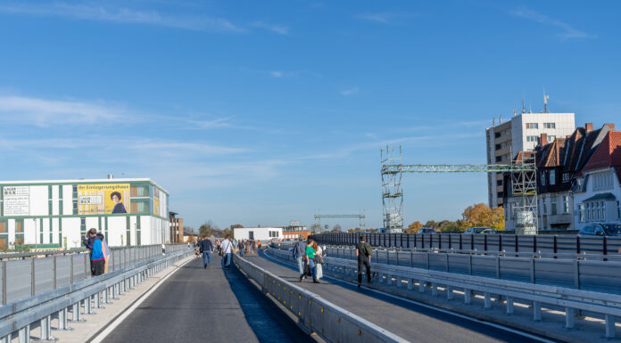 Ersatzbrücke am Südschnellweg (B 3) für den Verkehr freigegeben