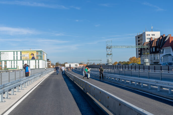 Ersatzbrücke am Südschnellweg (B 3) für den Verkehr freigegeben