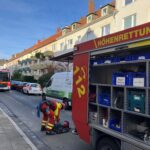 Höhenretter der Feuerwehr bergen Frau vom Dach eines Mehrfamilienhauses im Ricklinger Stadtweg