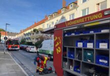 Höhenretter der Feuerwehr bergen Frau vom Dach eines Mehrfamilienhauses im Ricklinger Stadtweg