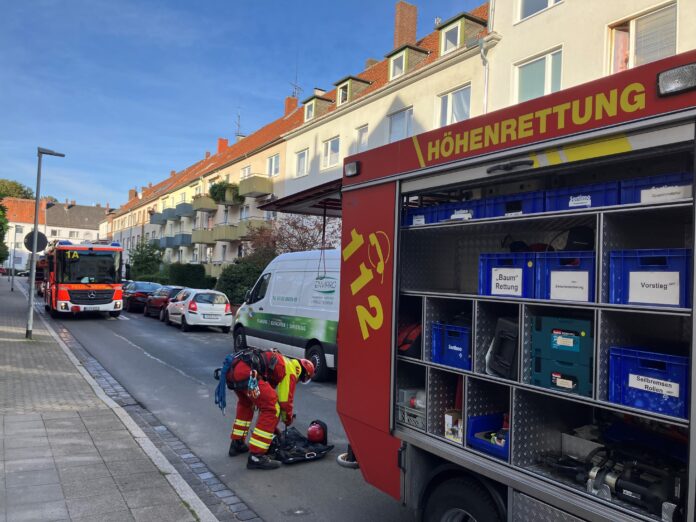 Höhenretter der Feuerwehr bergen Frau vom Dach eines Mehrfamilienhauses im Ricklinger Stadtweg