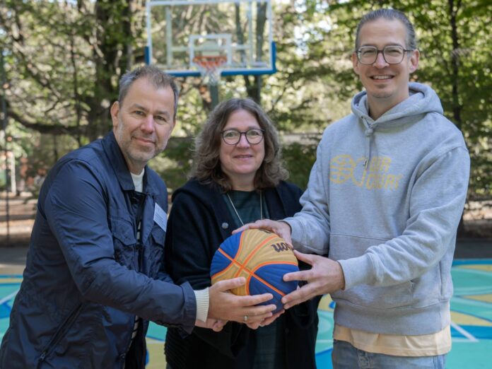 Neu gestaltetes Basketball-Spielfeld am Welfenplatz eröffnet