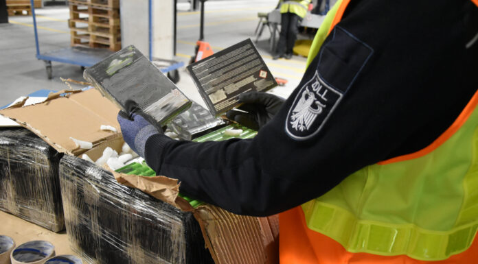 Zoll Hannover stoppt tonnenweise illegale Pyrotechnik - Mehr als 460 Pakete bisher beschlagnahmt