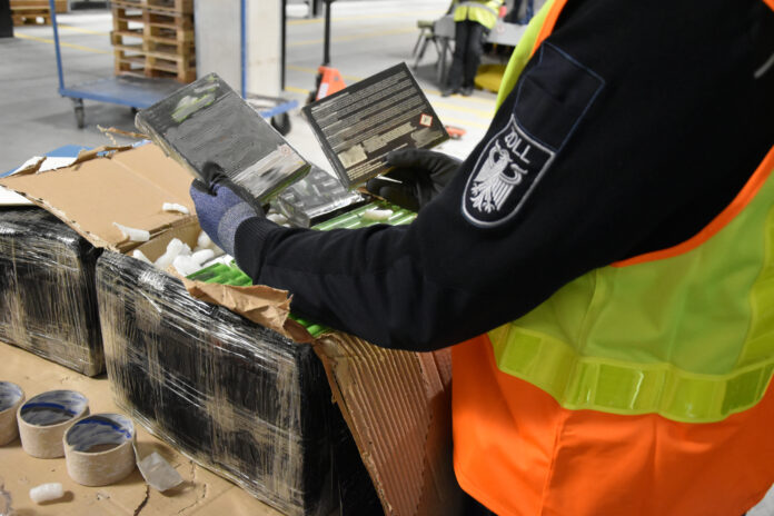 Zoll Hannover stoppt tonnenweise illegale Pyrotechnik - Mehr als 460 Pakete bisher beschlagnahmt