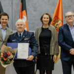Regionspräsident verleiht Ehrennadel in Silber an Eberhard Schmidt - Besondere Auszeichnung für Brand- und Hochwasserbekämpfung in der Region