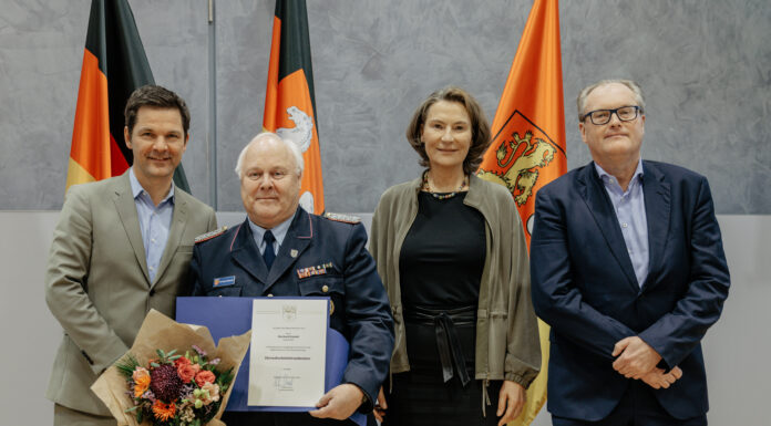 Regionspräsident verleiht Ehrennadel in Silber an Eberhard Schmidt - Besondere Auszeichnung für Brand- und Hochwasserbekämpfung in der Region