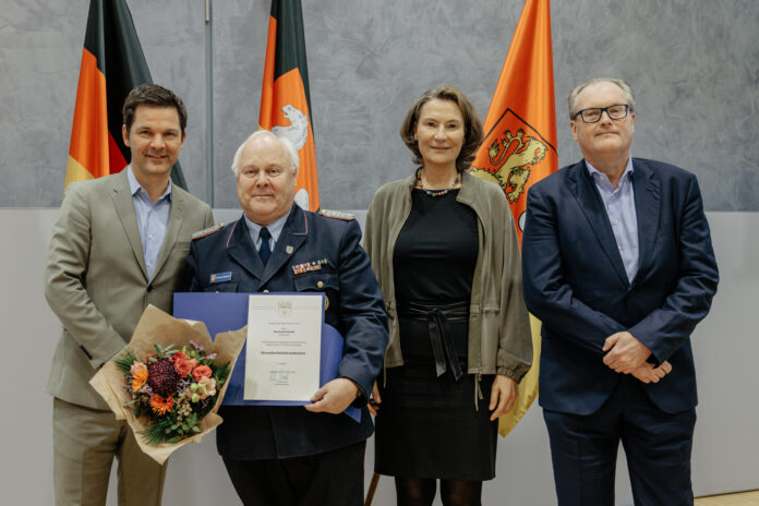 Regionspräsident verleiht Ehrennadel in Silber an Eberhard Schmidt - Besondere Auszeichnung für Brand- und Hochwasserbekämpfung in der Region