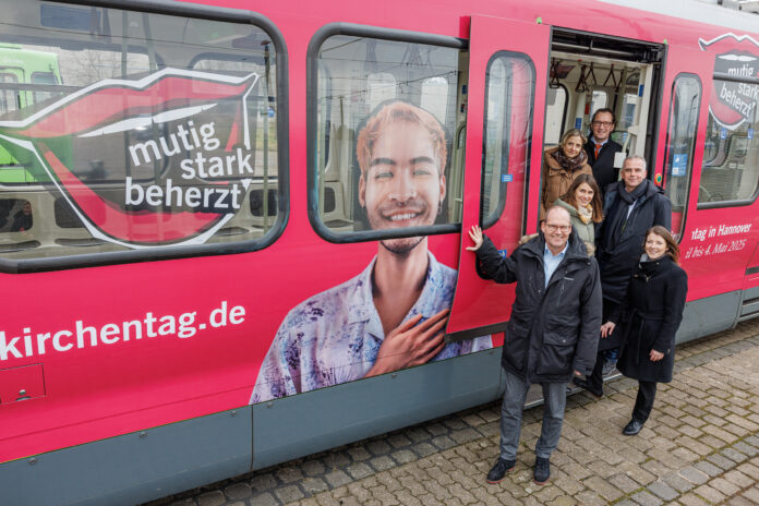 Von links nach rechts: Verkehrsdezernent Ulf-Birger Franz, Kirchentag-Vorständin Janine Rolfsmeyer (vorne), Katharina Emde-Lachmund, Stefan Tiedgen (zweite Reihe, Geschäftsführung GVH), ÜSTRA Vorständin Elke van Zadel, Kirchentag-Vorstand Stephan Menzel Kooperation mit Evangelischem Kirchentag: Kombiticket für 100.000 Besucher in Hannover
