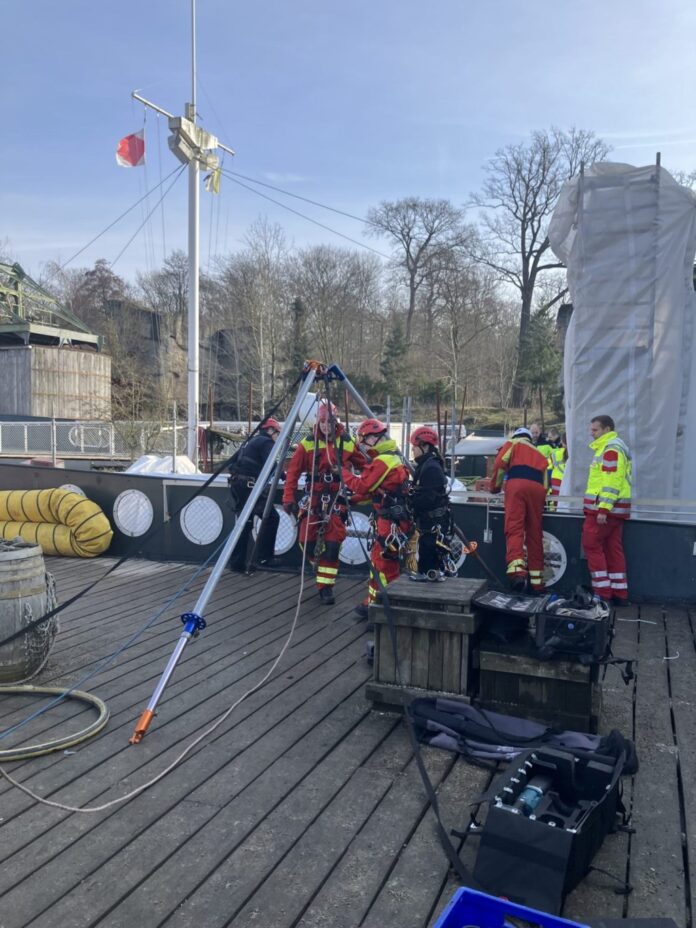 Feuerwehr und Rettungsdienst im Einsatz bei einem Arbeitsunfall im Zoo Hannover Im Zoo Hannover ereignete sich ein Arbeitsunfall, bei dem ein Arbeiter verletzt wurde und erfolgreich gerettet werden konnte