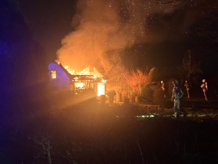 In Hainholz: Gartenlaube brennt in der Nacht nieder. Feuerwehr verhindert Ausbreitung des Feuers auf weitere Gartenlauben