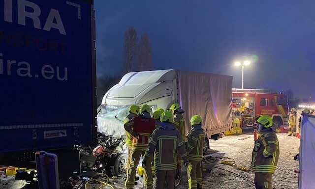 Schwerer Verkehrsunfall in Wülferode: Fahrer nach Aufprall eingeklemmt Nach einem schweren Unfall in Hannover war ein Fahrer nach Verkehrsunfall eingeklemmt und musste aufwendig gerettet werden